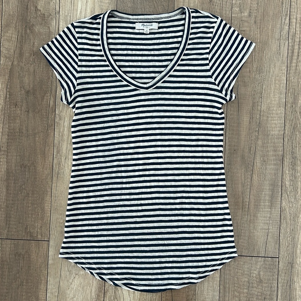 Madewell V-neck tee. Navy blue and white. Size S.